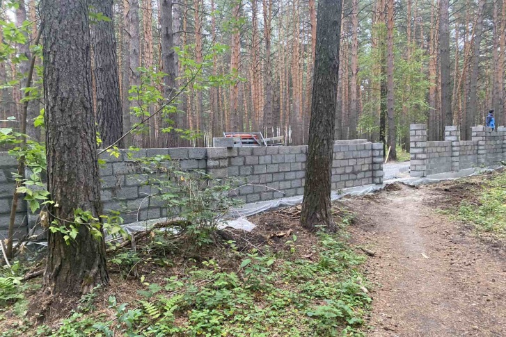 Забор начали возводить в начале августа Забор начали возводить в начале августа