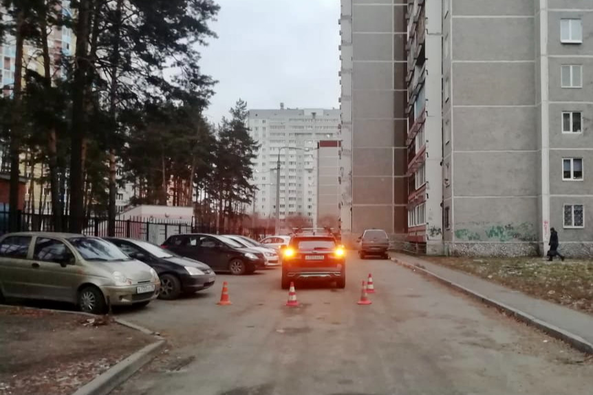 В Екатеринбурге женщина на KIA сбила школьницу во дворе дома. Ребенка увезли в больницу