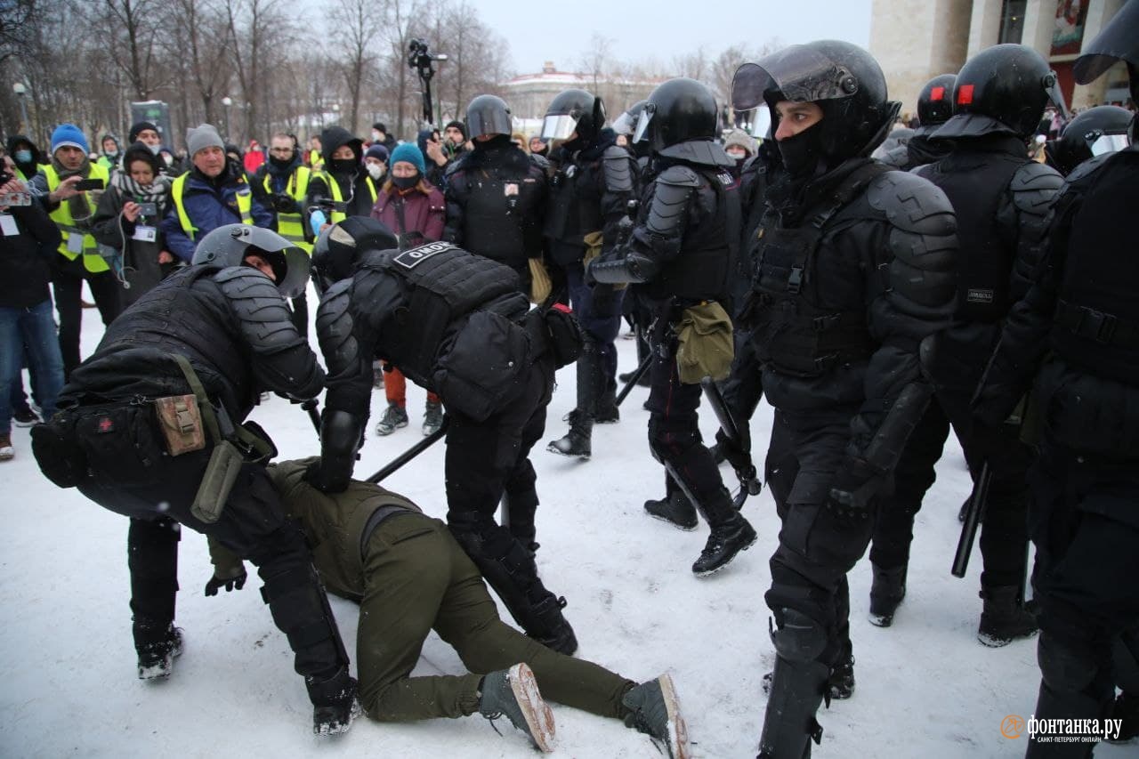 Балалайка как пропуск на Невский, драки с полицией и пистолет, который не  выстрелил. Петербургский протест повышает градус жестокости | 31.01.2021 |  Санкт-Петербург - БезФормата