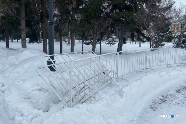 Некоторые заборчики в Первомайском сквере упали из-за ветра<br> Некоторые заборчики в Первомайском сквере упали из-за ветра<br>