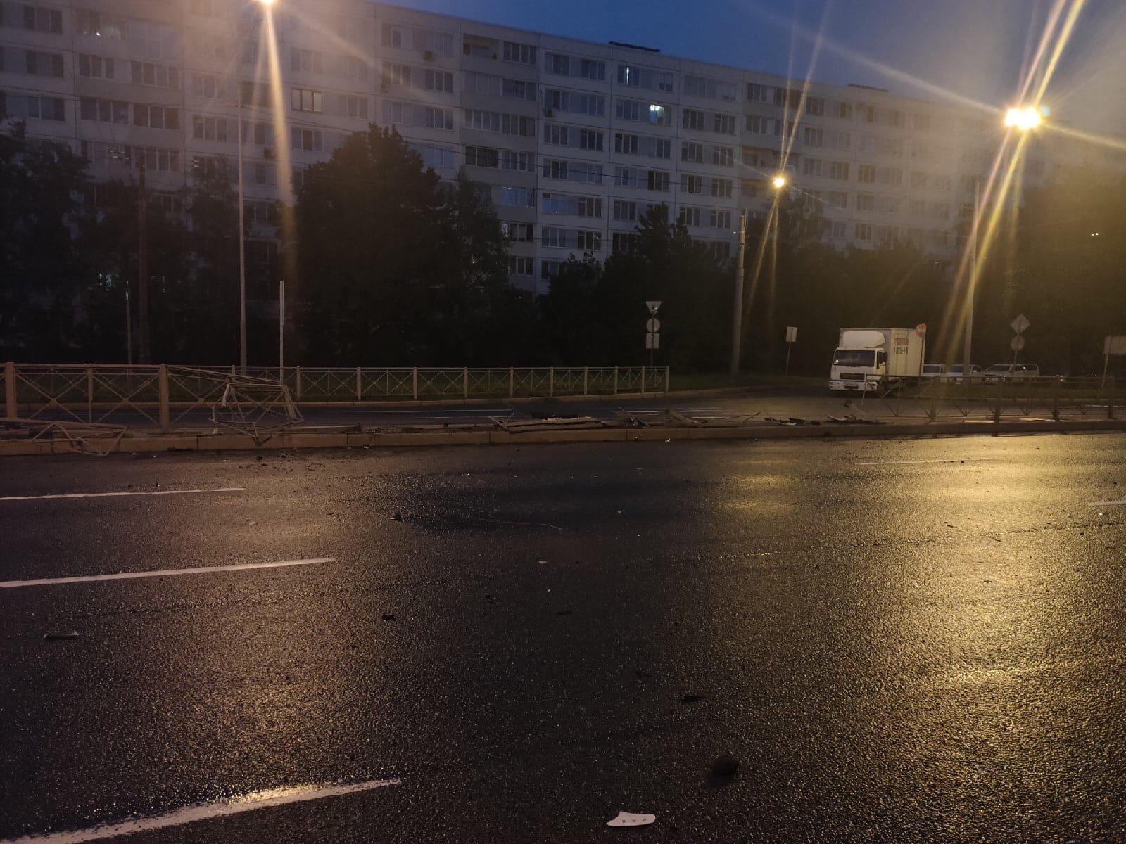 От ночного ДТП на Софийской осталась лишь дыра в заборе. Но камера помнит, как белый седан боком сносил секции