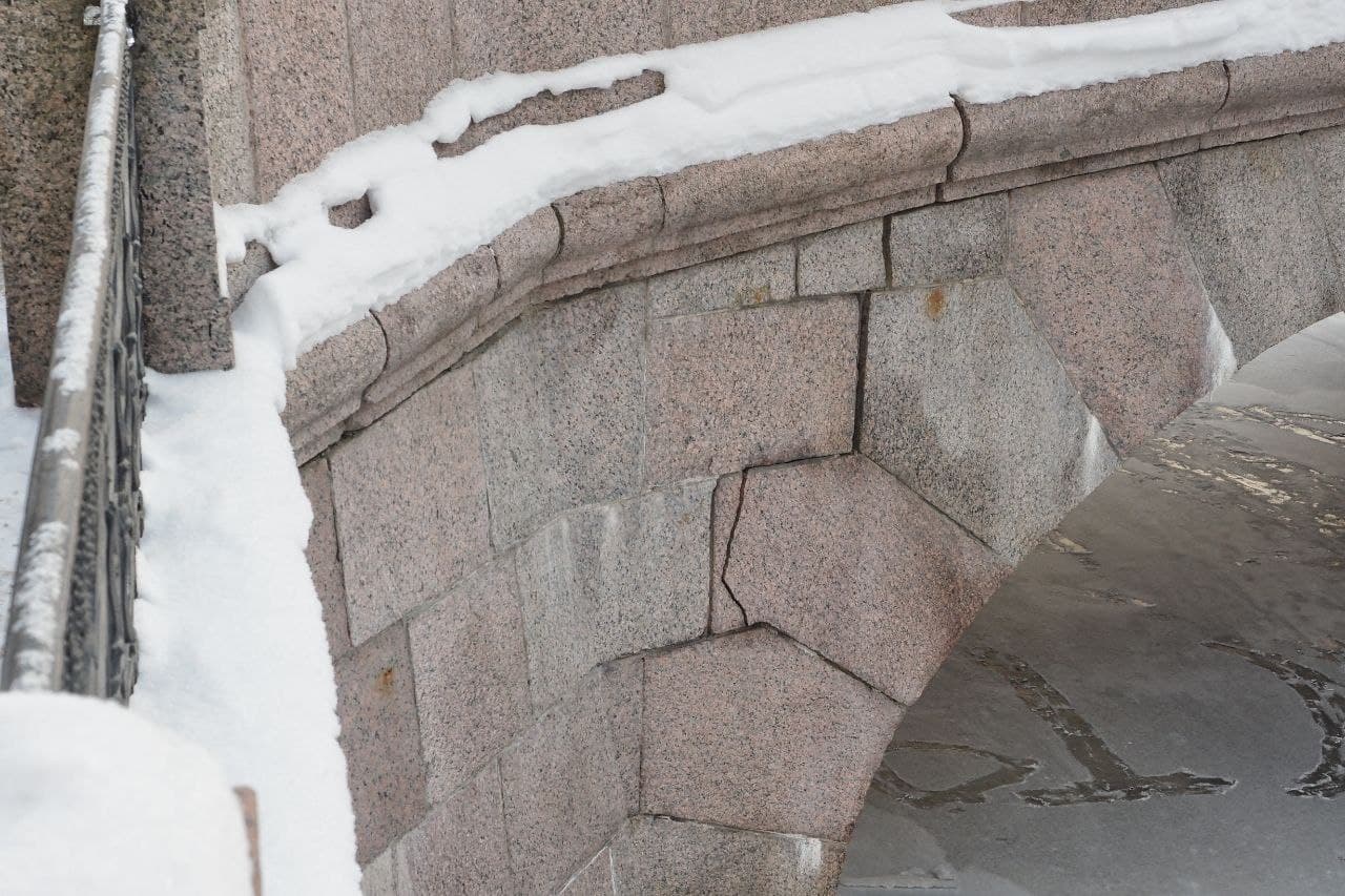 Петербуржцев напугали трещины на 2-м Зимнем мосту. «Мостотрест» успокаивает: от погоды пострадала только облицовка переправы