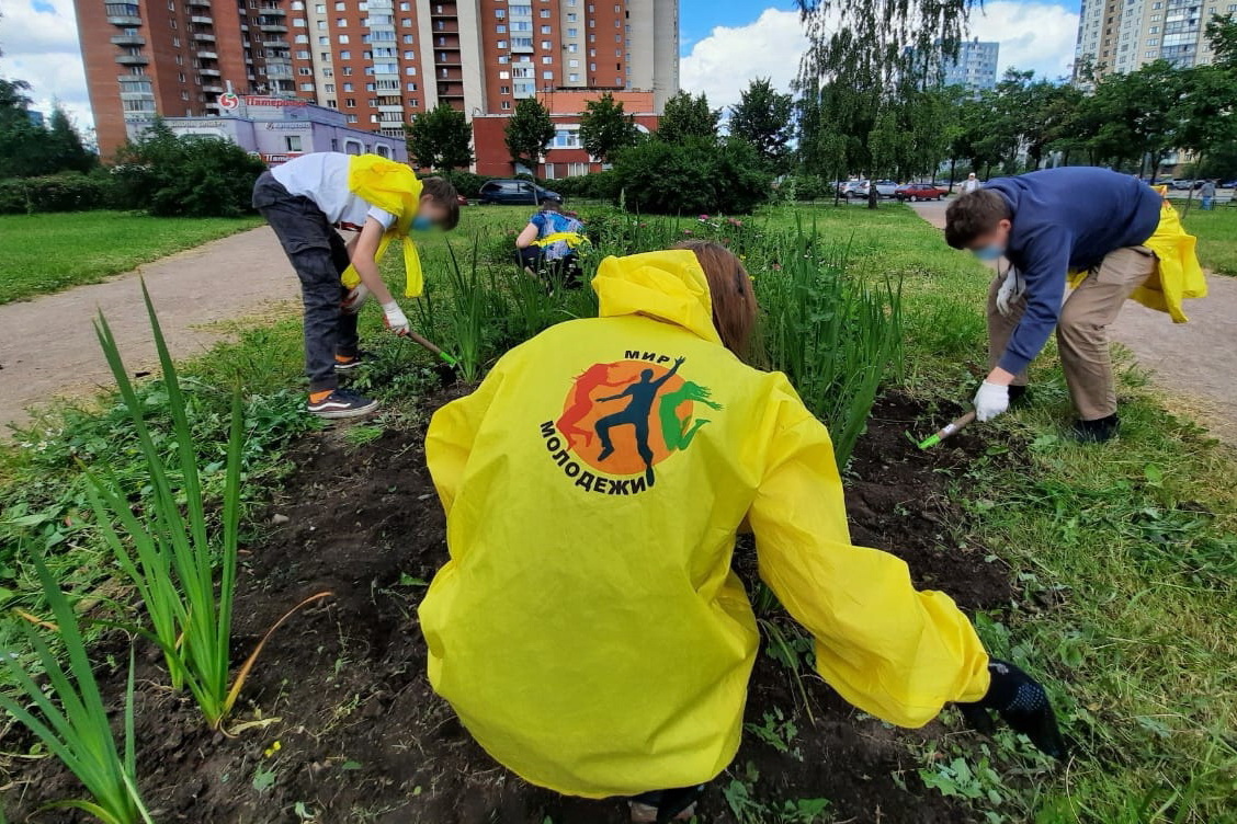 «Взрослая жизнь началась с бюрократического ада». Дети стоят в многочасовых очередях, чтобы устроиться на работу