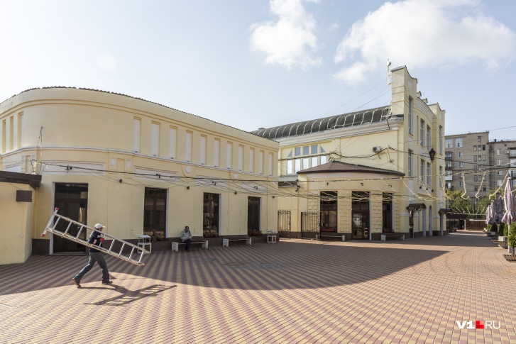 Конфеткой мясной корпус Центрального рынка теперь выглядит только издалека Конфеткой мясной корпус Центрального рынка теперь выглядит только издалека