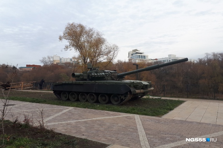 Танк медленно, но верно движется на Берлин Танк медленно, но верно движется на Берлин