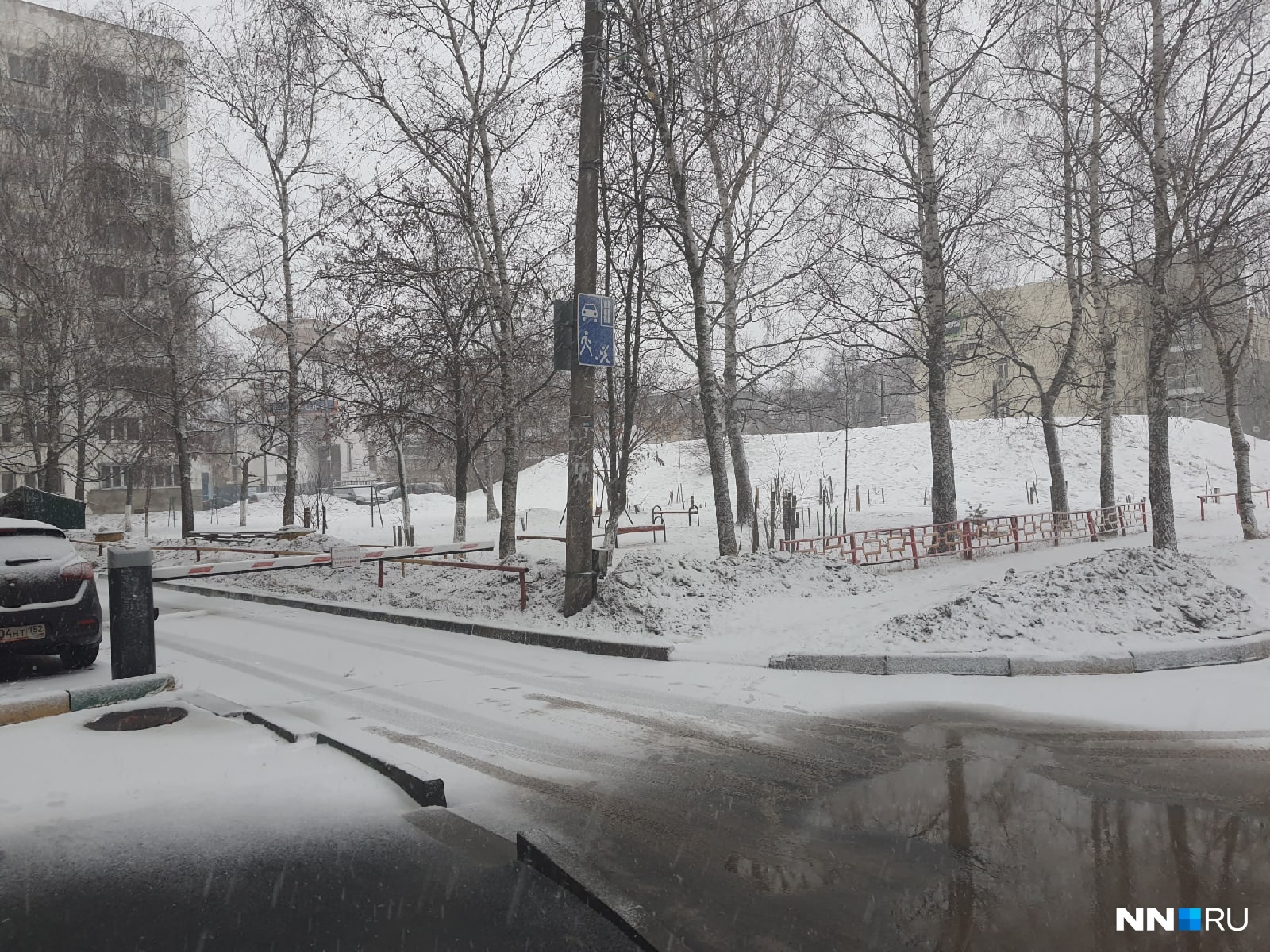 Жители дома на улице Веденяпина пока не понимают, демонтируют их шлагбаум или нет Жители дома на улице Веденяпина пока не понимают, демонтируют их шлагбаум или нет