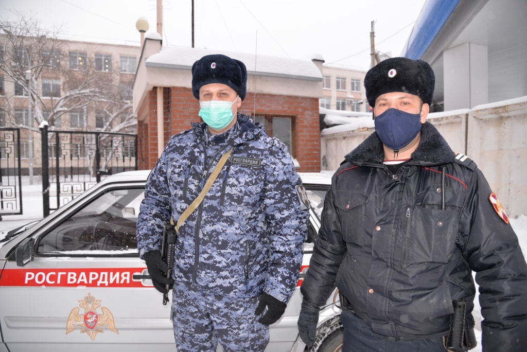 Росгвардейцы помогли жителям дома эвакуироваться из подъезда Росгвардейцы помогли жителям дома эвакуироваться из подъезда