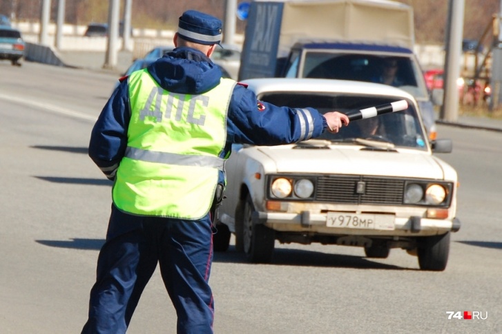 В МВД уточнили, когда инспектор может остановить машину и по каким причинам запретить движение