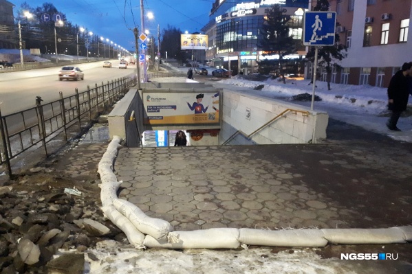 Еще пару уровней с мешками, и можно держать оборону не только от снега, но и от превосходящих сил противника Еще пару уровней с мешками, и можно держать оборону не только от снега, но и от превосходящих сил противника