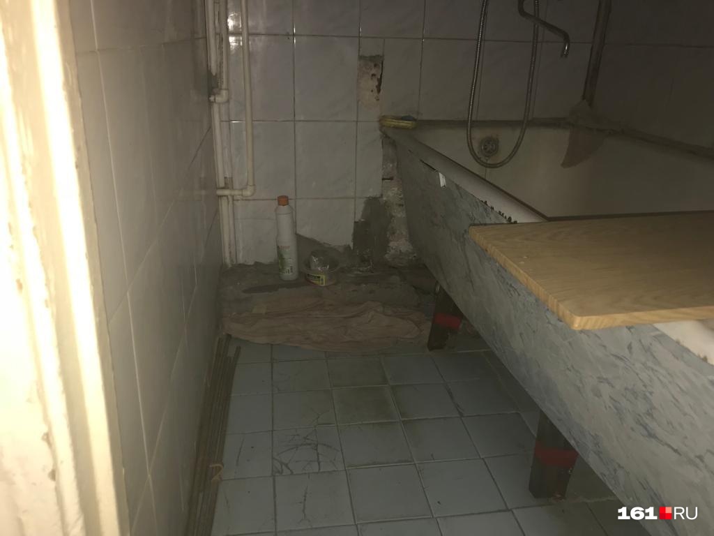 В квартире нет полов и электропроводки. остатки плитки только в ванной В квартире нет полов и электропроводки. остатки плитки только в ванной