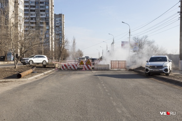 Оживленная улица Пархоменко перекрыта. Это давняя волгоградская традиция Оживленная улица Пархоменко перекрыта. Это давняя волгоградская традиция