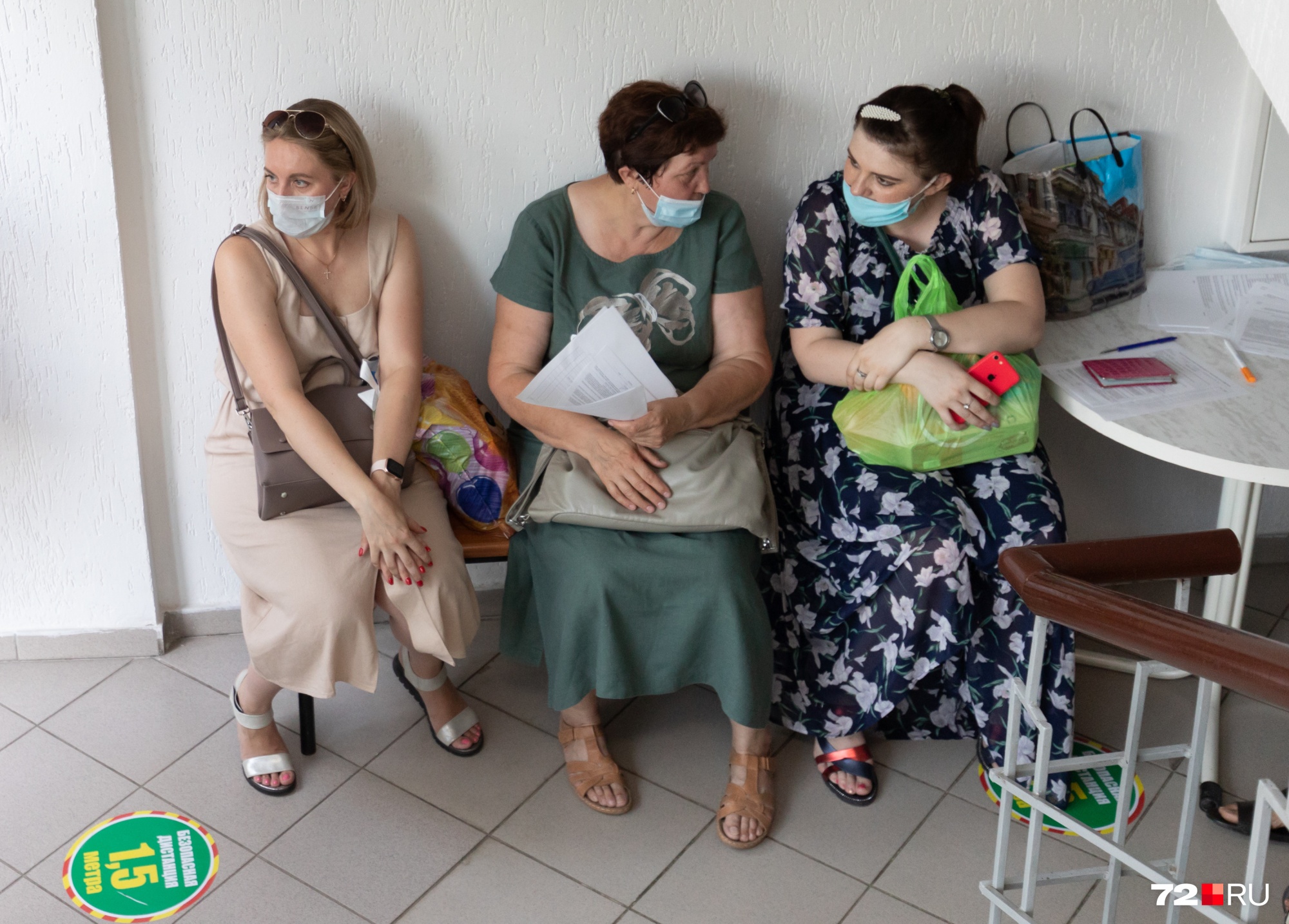 После того как все бумаги заполнены, можно пройти и посидеть на лавочке в здании После того как все бумаги заполнены, можно пройти и посидеть на лавочке в здании