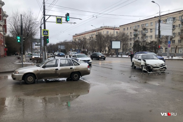Машины столкнулись на перекрестке Пражской и проспекта Ленина Машины столкнулись на перекрестке Пражской и проспекта Ленина