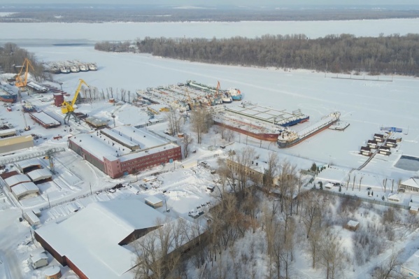 Корабли остановились вместе с водой в реке Корабли остановились вместе с водой в реке