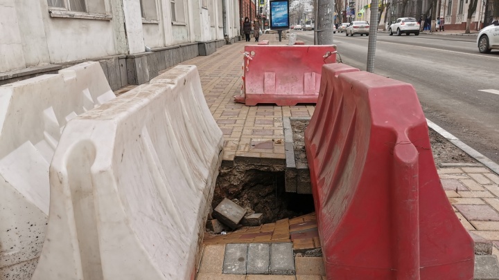 Тротуар провалился под землю в центре Ростова