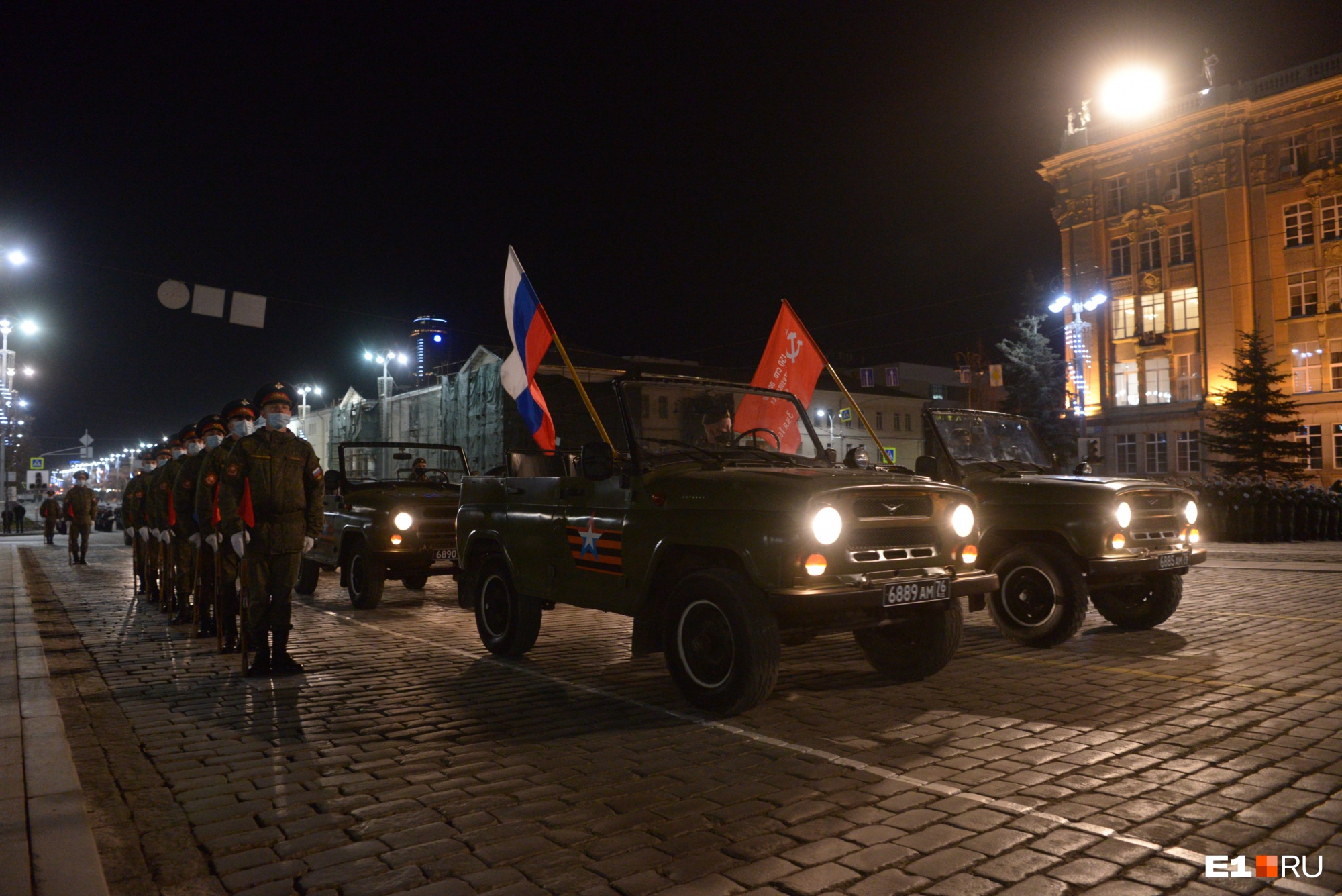 Стройные ряды из тысяч военных: в Екатеринбурге провели первую ночную репетицию парада Победы