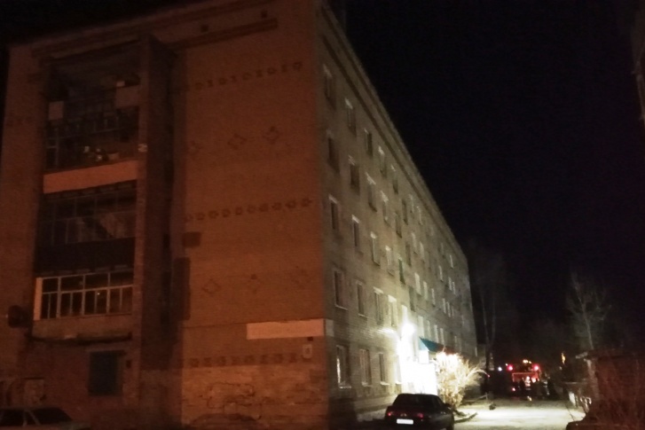 Пожар в этом доме произошел ночью, когда все жильцы спали Пожар в этом доме произошел ночью, когда все жильцы спали