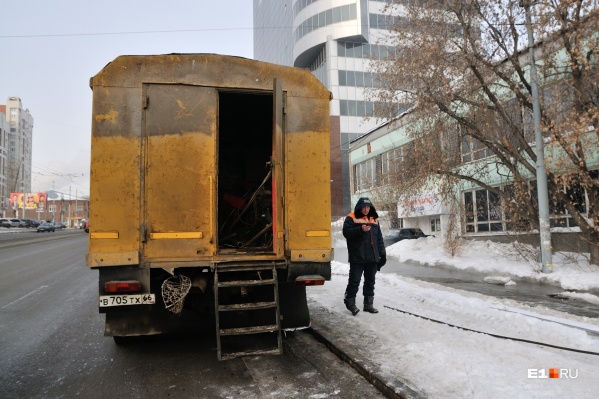 Заявка поступила в 5:20, последствия аварии ремонтная бригада пытается устранить до сих пор Заявка поступила в 5:20, последствия аварии ремонтная бригада пытается устранить до сих пор
