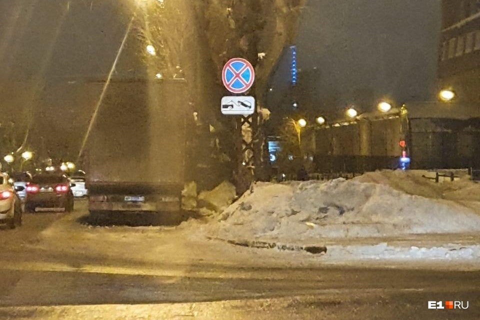 Грузовики часами стоят под запрещающими знаками Грузовики часами стоят под запрещающими знаками