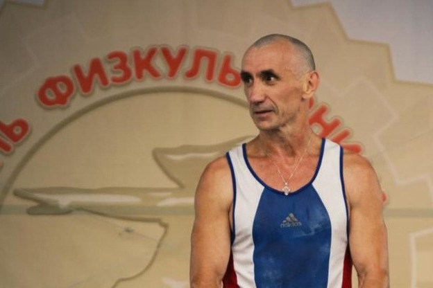 Николаю Каклимову 59 лет, он бьет один рекорд за другим в подтягиваниях на перекладине Николаю Каклимову 59 лет, он бьет один рекорд за другим в подтягиваниях на перекладине