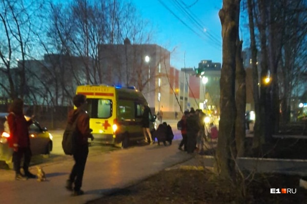 Мальчик упал на крыльцо салона красоты Мальчик упал на крыльцо салона красоты