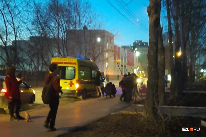 В Екатеринбурге из окна шестого этажа выпал ребенок