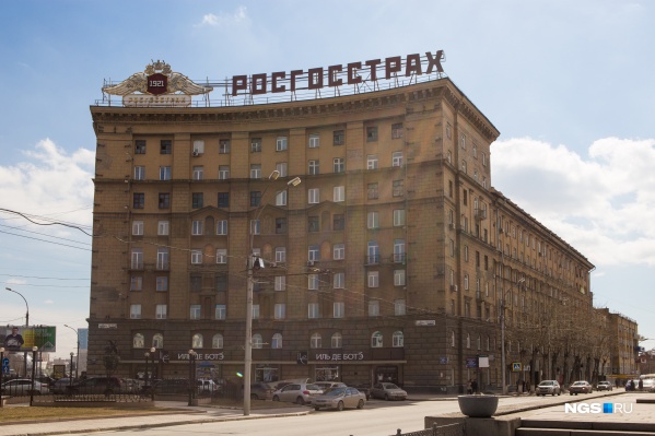 Дом на Красном проспекте известен своим запутанным внутренним двориком и бомбоубежищами — часть из них отдали арендаторам для коммерческих целей Дом на Красном проспекте известен своим запутанным внутренним двориком и бомбоубежищами — часть из них отдали арендаторам для коммерческих целей