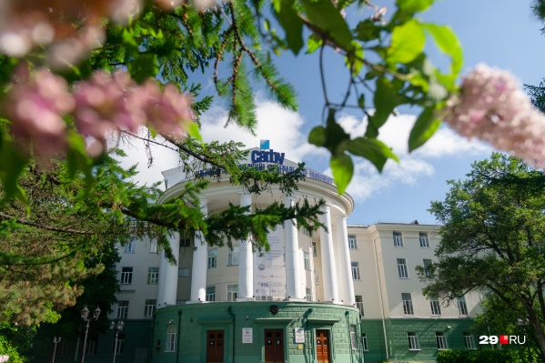 В САФУ работает выездная бригада медиков, которая вакцинирует студентов и преподавателей В САФУ работает выездная бригада медиков, которая вакцинирует студентов и преподавателей