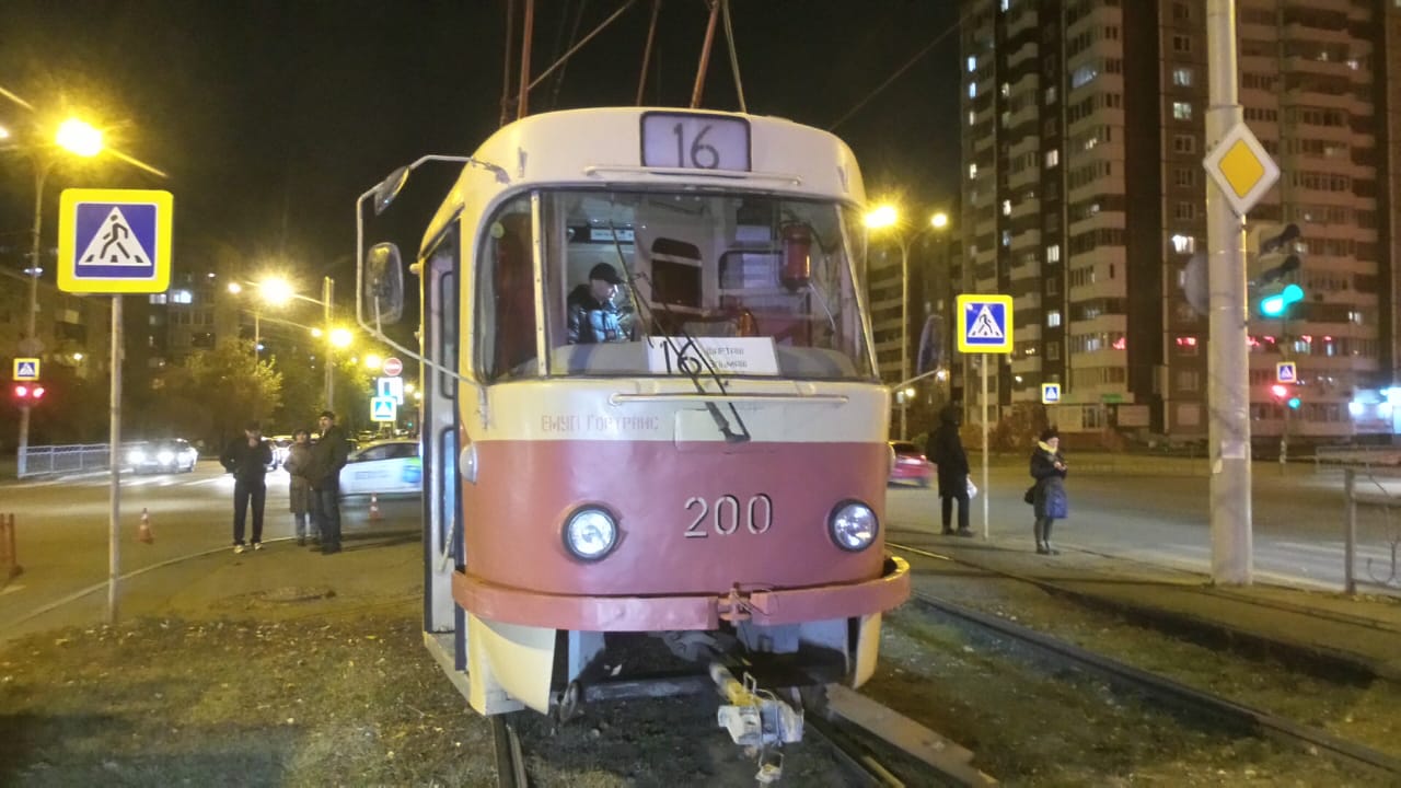 «Она почти пополам сломана»: на Пионерке трамвай насмерть сбил человека