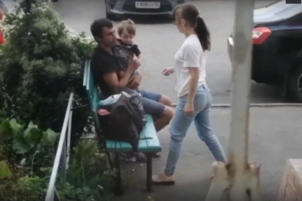 В какой-то момент между мужчиной и молодой матерью началась перепалка В какой-то момент между мужчиной и молодой матерью началась перепалка