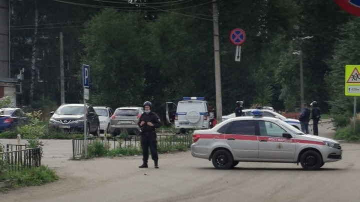 «Девочка нашла в песочнице»: в Ярославле силовики перекрыли двор из-за гранаты