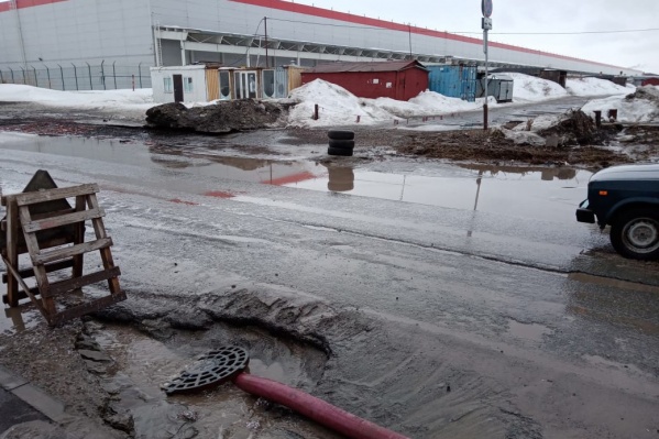 Воду откачивали несколько часов. Сейчас проезжая часть выглядит так Воду откачивали несколько часов. Сейчас проезжая часть выглядит так