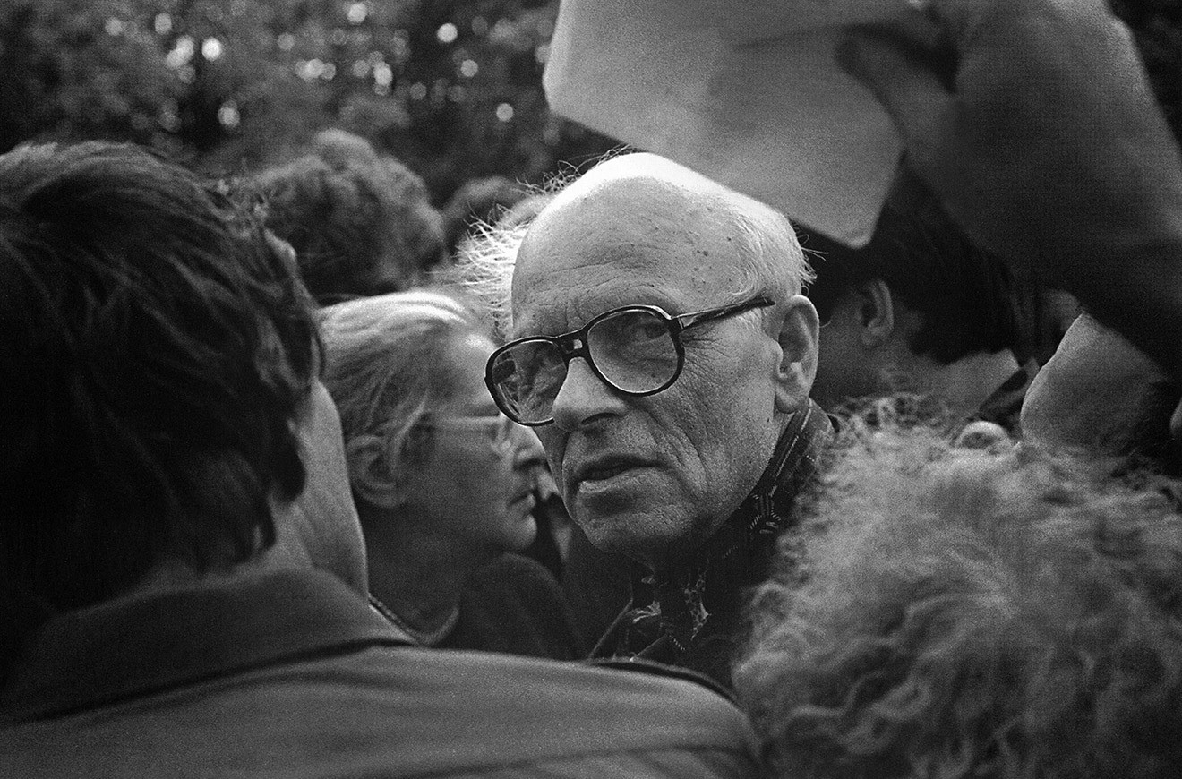 Андрей Сахаров на демонстрации. <nobr class="_">1970-е годы</nobr> Андрей Сахаров на демонстрации. <nobr class="_">1970-е годы</nobr>