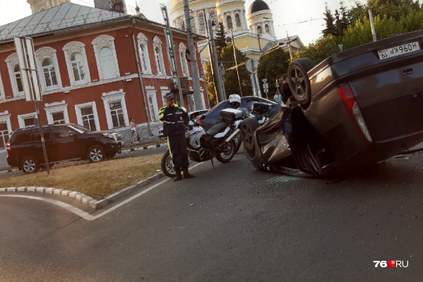 В Рыбинске перевернулась машина В Рыбинске перевернулась машина