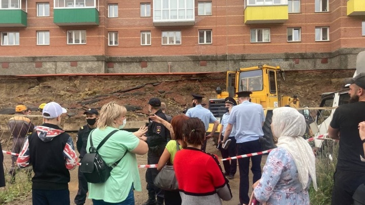 Жители дома в Солнечном, где рухнула подпорная стена, пожаловались Владимиру Путину на чиновников