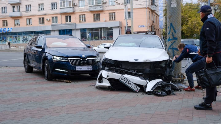 В центре Челябинска автомобили после столкновения снесли забор и вылетели на тротуар