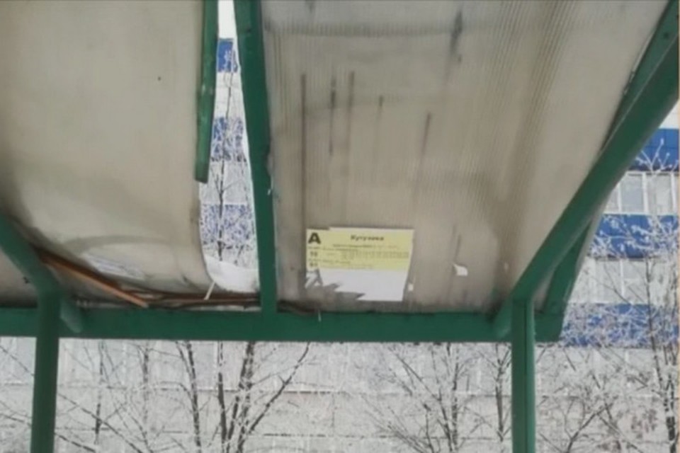 В Новокузнецке расписание маршруток повесили на потолок остановки. Мэр за это извинился