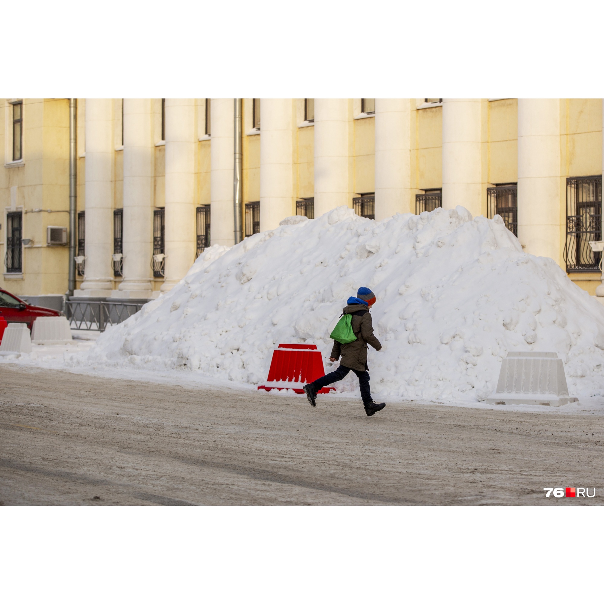 В городе выросли снежные горы В городе выросли снежные горы