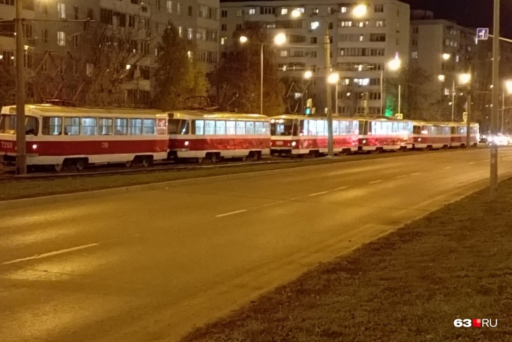 Вагоны встали от Московского шоссе до Силина Вагоны встали от Московского шоссе до Силина