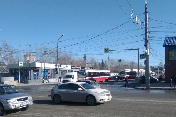 ДТП произошло утром рядом с павильоном на улице Гурьевской, 68/1, за местом аварии начали накапливаться трамваи, но сейчас движение уже восстановлено ДТП произошло утром рядом с павильоном на улице Гурьевской, 68/1, за местом аварии начали накапливаться трамваи, но сейчас движение уже восстановлено