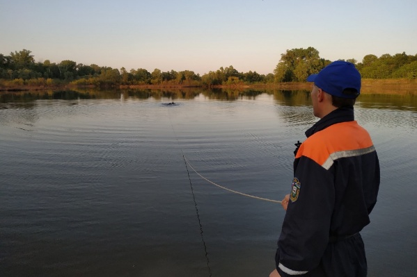 Тело мужчины искали в водоеме спасатели Тело мужчины искали в водоеме спасатели