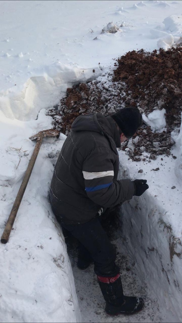 На этом фото видно, что глубина могилы — по пояс рабочего На этом фото видно, что глубина могилы — по пояс рабочего