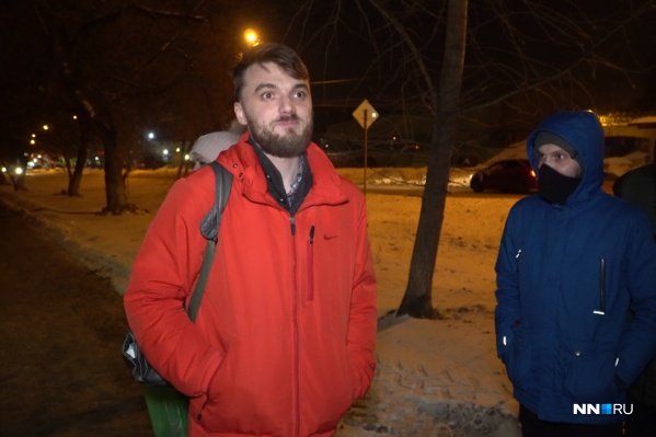 Активисты встретили его около спецприемника на улице Памирской Активисты встретили его около спецприемника на улице Памирской