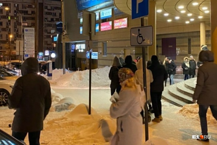 Покидать ночной клуб посетителям пришлось в спешке и через черный выход Покидать ночной клуб посетителям пришлось в спешке и через черный выход