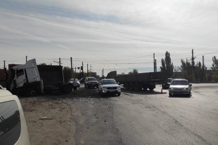 Одному из водителей потребовалась помощь медиков Одному из водителей потребовалась помощь медиков