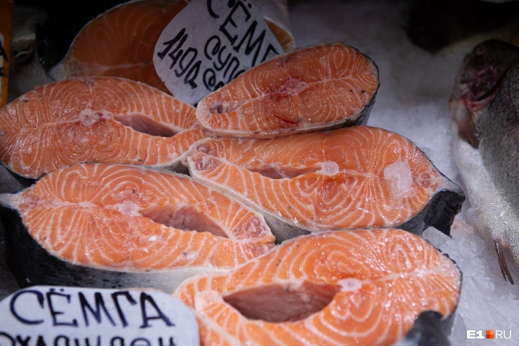 Многие виды рыбы — богатый источник белка. В 100 граммах семги, например, содержится половина дневной нормы