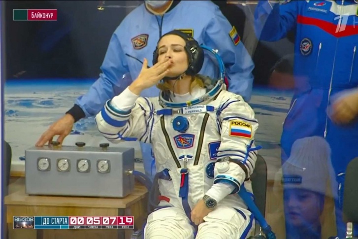 Актриса Юлия Пересильд прощается с семьей перед вылетом Актриса Юлия Пересильд прощается с семьей перед вылетом