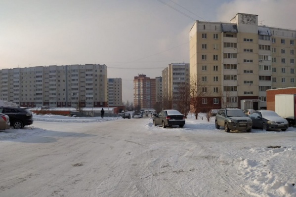 «Плющихинский» жилмассив — один из крупнейших районов Новосибирска. Его застройка началась в двухтысячных годах, сегодня здесь живут десятки тысяч человек «Плющихинский» жилмассив — один из крупнейших районов Новосибирска. Его застройка началась в двухтысячных годах, сегодня здесь живут десятки тысяч человек