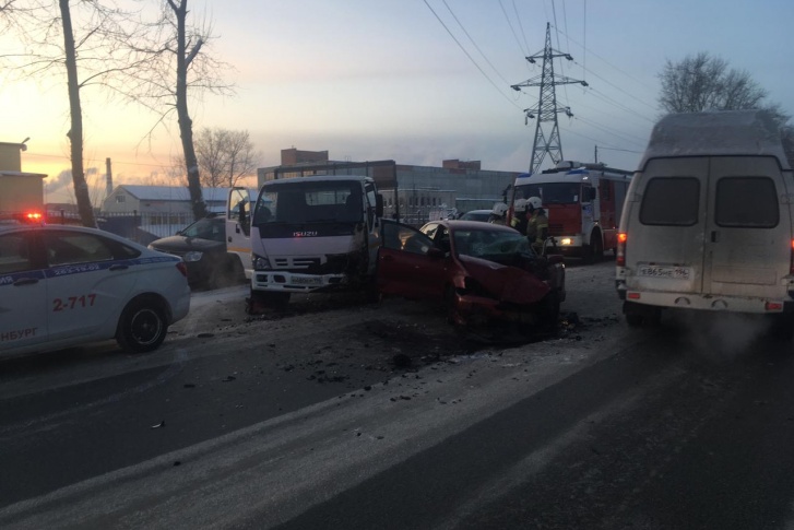 Водитель не справился с управлением и вылетел на встречку Водитель не справился с управлением и вылетел на встречку