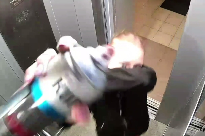 Екатеринбурженка, подравшаяся с парнем в лифте, вернулась и залила краской снявшие их камеры
